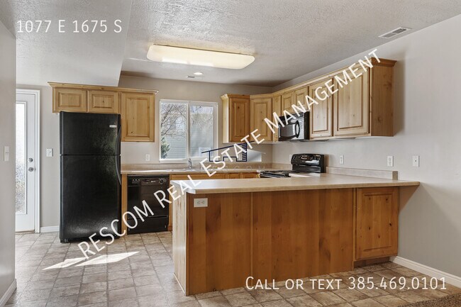 Building Photo - 1077 1675 S