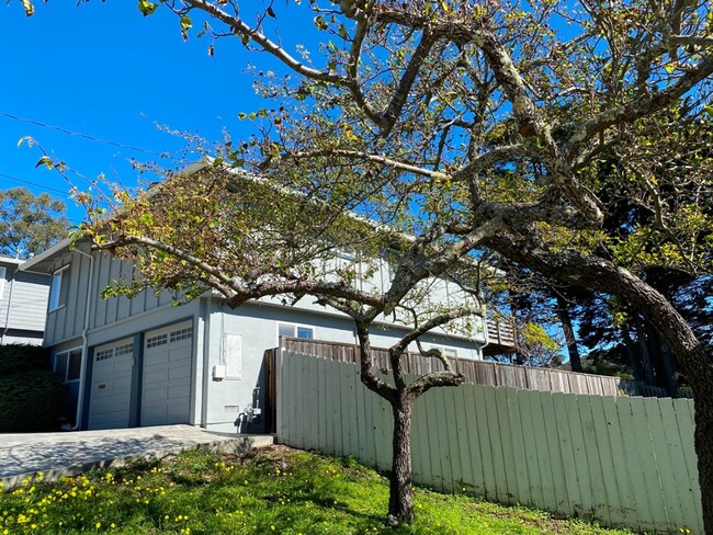 Building Photo - Nestled in Sun Valley Linda Mar 3/2 Home f...