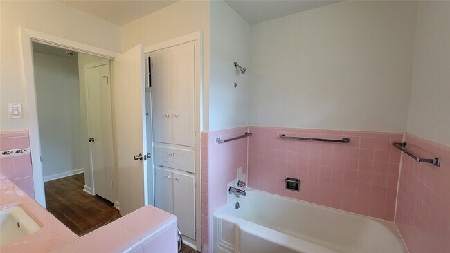 Building Photo - 801 Rosewood Dr
