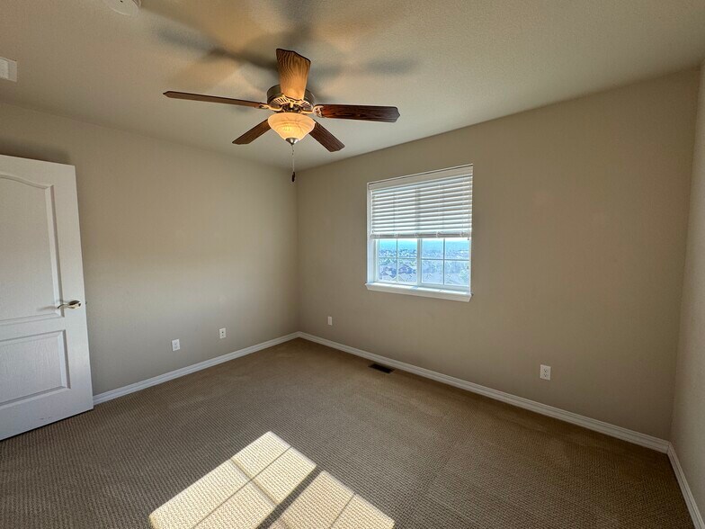 Building Photo - 475 Eclipse Dr