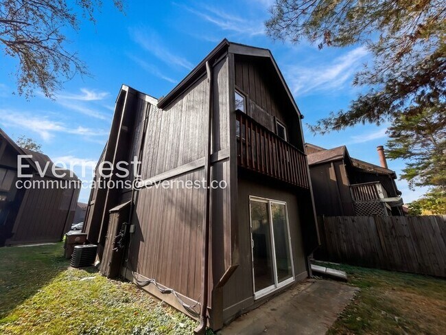 Building Photo - 9 Sycamore Ct