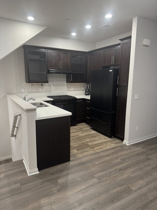 Building Photo - 14121 W Oak Ln