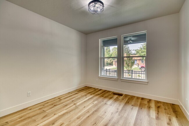 Building Photo - 1806 S Manitou Ave