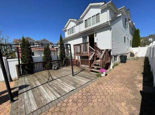 Building Photo - 392 Elvin St