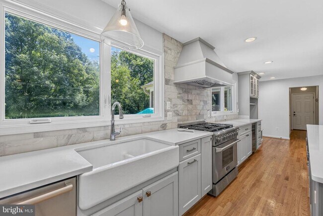 Building Photo - 723 Forest Ridge Dr