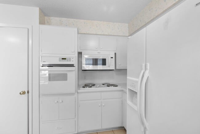 Building Photo - 1000 Space Ln