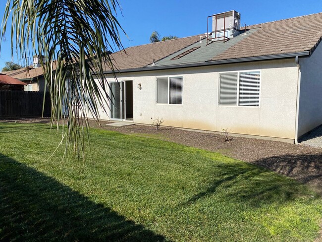 Building Photo - 3 bedroom 2 bath SE Tulare