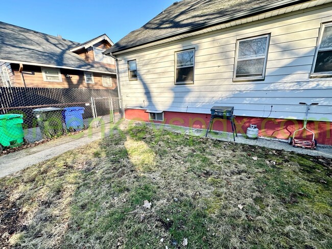 Primary Photo - Huge House next to Irving Park with Fully ...