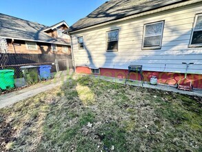 Building Photo - Huge House next to Irving Park with Fully ...