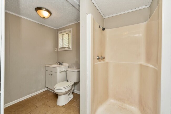 Building Photo - Renovated 3BR/2BA Tuscaloosa Gem with Luxu...