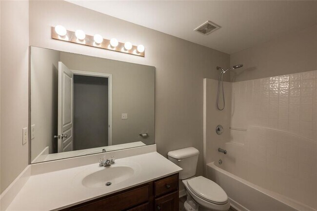 Building Photo - 204 Parc View Ln