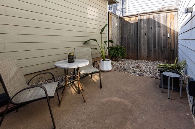 Building Photo - 1515 1/2 S Carson Ave