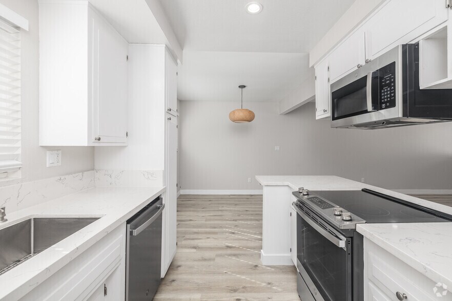 2BR, 2BA - 960SF - Kitchen - 1308 Agate St