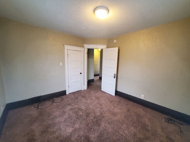 Building Photo - FOR RENT- 327 Webster- HUGE yard- pets ok!