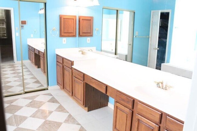 Building Photo - 1013 Stone Gate Dr