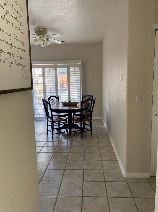 Building Photo - Lovely 2 Bed Plus Office Ranch Home on Eastside