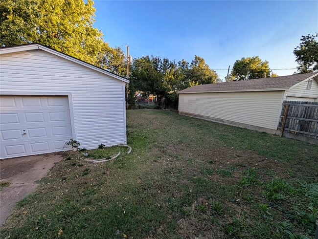 Building Photo - 221 E Myrtle Dr