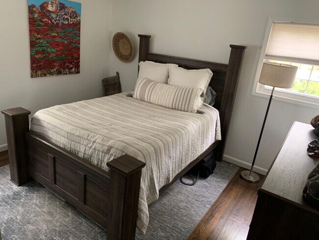 Building Photo - Large House in Cherry Hill East