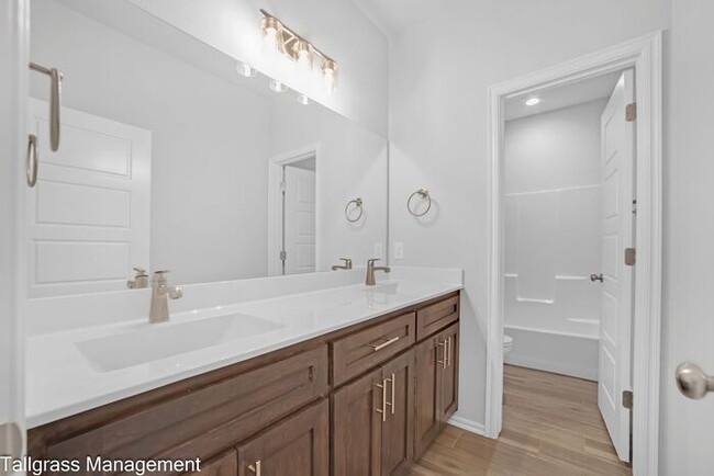 Building Photo - Move In Specials! Elevated Living in Owasso