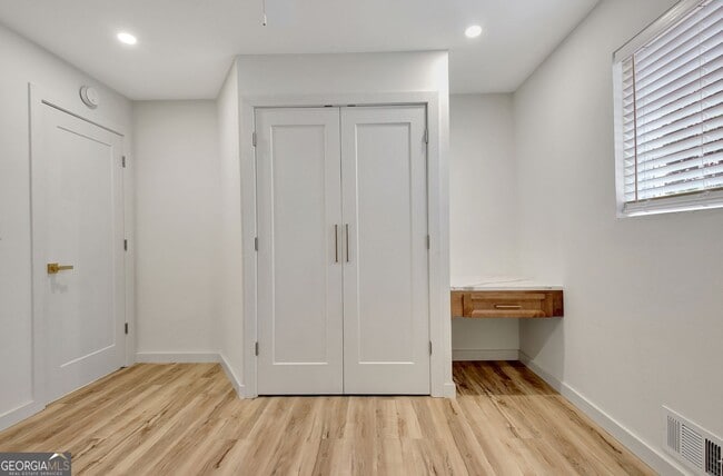 Building Photo - 183 Pine St NE