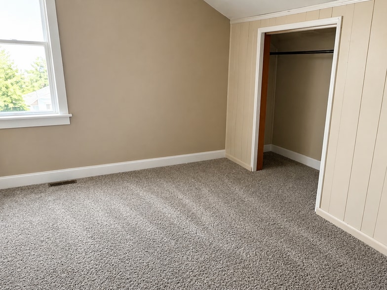 Building Photo - 633 E 11th St