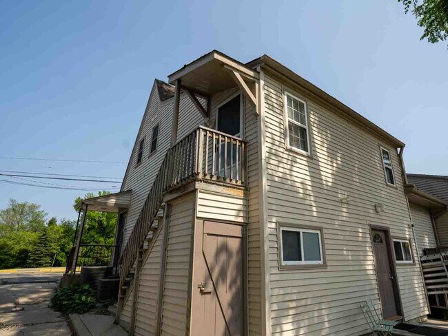 Building Photo - 914 N Lake St