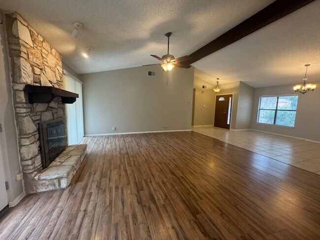 Building Photo - What a Gem! Spacious, Renovated 1-Story Ho...