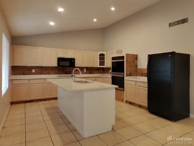 Building Photo - 669 W Barrow Dr
