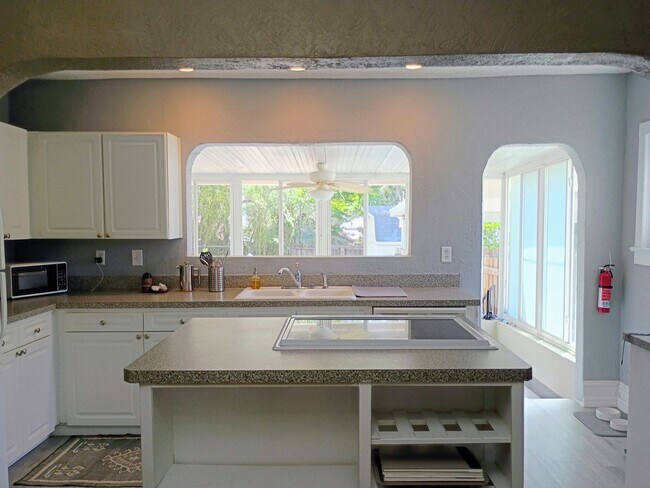 Building Photo - Charming Mediterranean Bungalow in the Heart of Historic DeLand