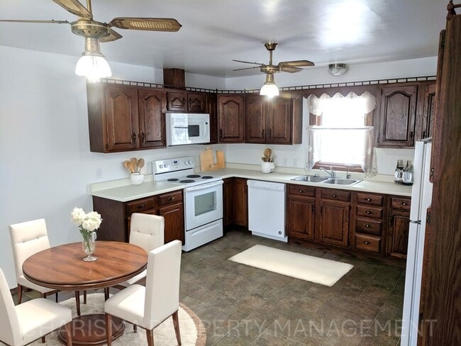 Building Photo - 3 Bedroom, 2 Bath House With All the Charm and Space You Need!