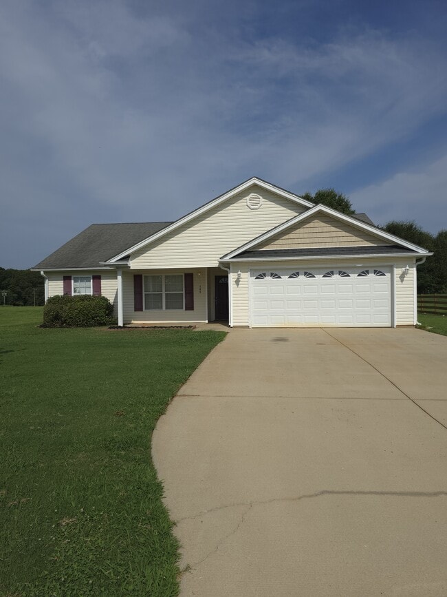 Building Photo - 105 Zippo Pine Dr
