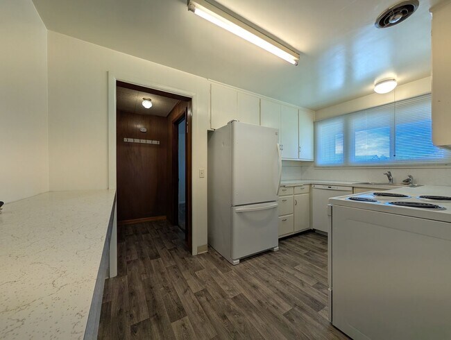 Building Photo - Nice 3 bed/1 bath with large backyard and ...