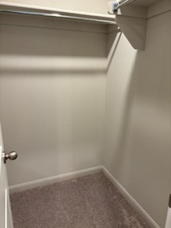 Building Photo - Charming Home! First Month Free!