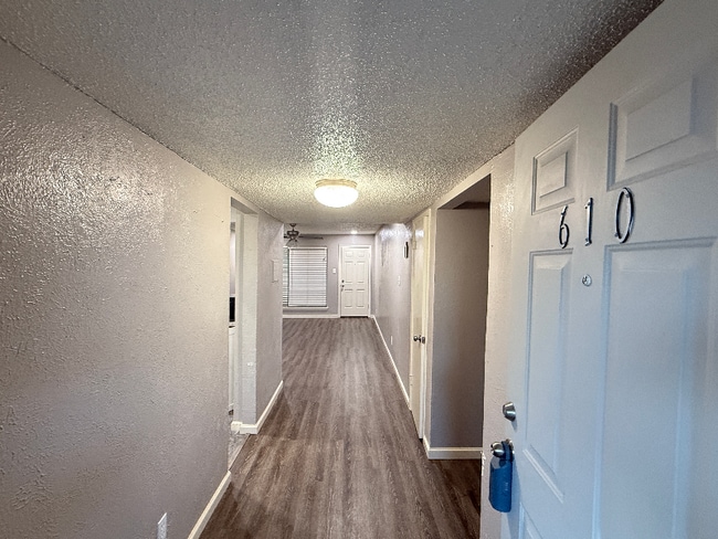 Building Photo - 6012-6012 Westridge Ln