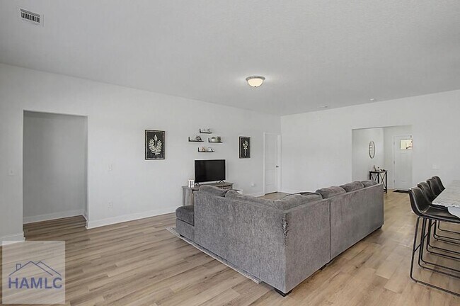 Building Photo - 413 Mcclelland Lp NE