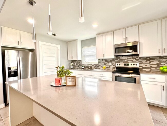 Building Photo - 1009 La Muralla St