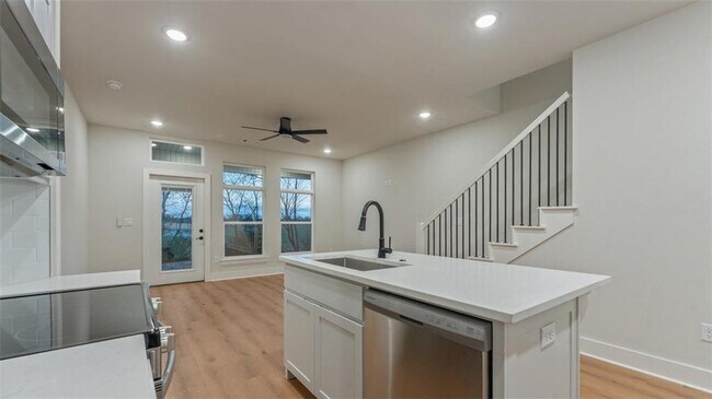 Building Photo - 1851 Lapis Ave