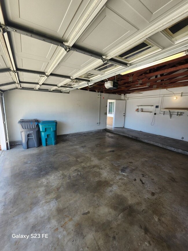 Building Photo - Single-Story home in Chino ready for you to move right in!