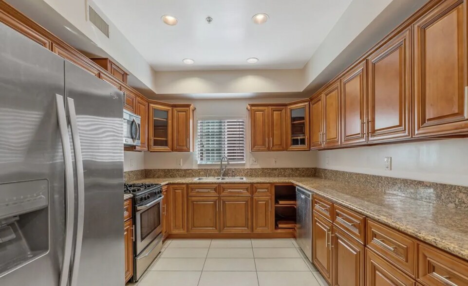 Building Photo - 2020 Hillcrest Dr