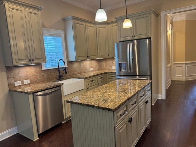 Building Photo - 436 Sydney Dr N