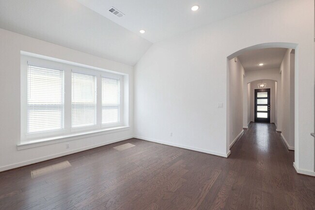 Building Photo - 124 Rosebush Dr