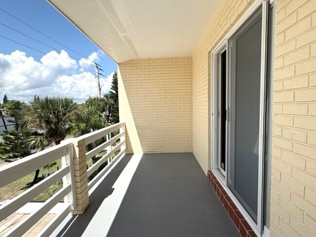 Building Photo - Stunning Beachside Townhome in Port Orange!