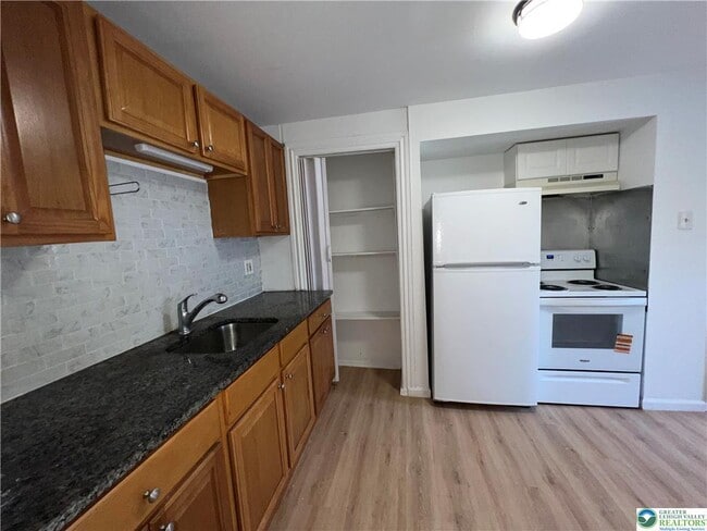 Building Photo - 313 Main St