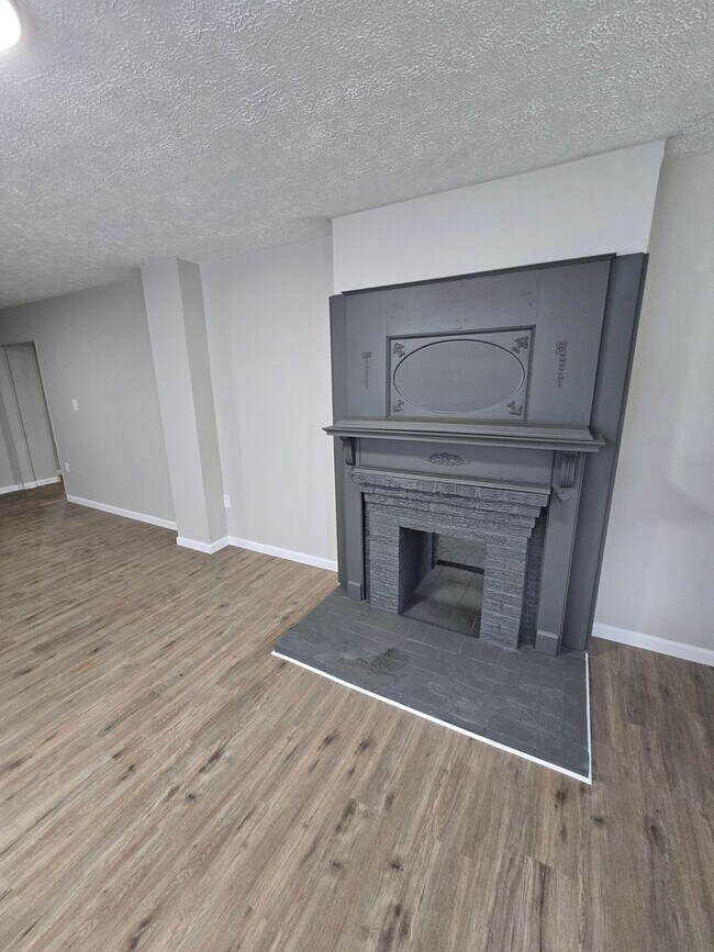 Building Photo - 4 BEDROOM SINGLE FAMILY HOME