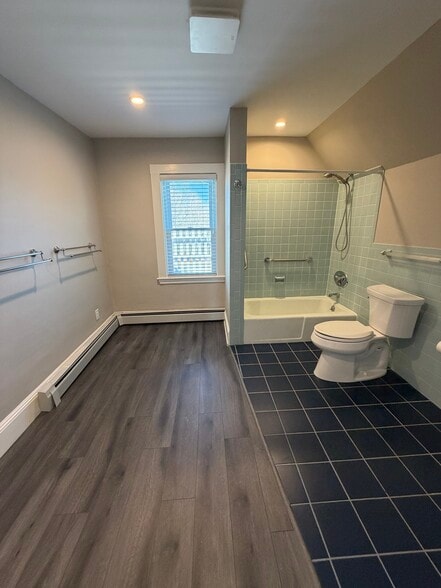 Beautiful bathroom with ceramic tile and vinyl flooring - 19 Irving St