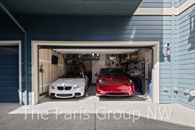 Building Photo - Stylish Model Hm in Issaquah Highlands * Park-Facing, EV Charger, Designer Upgrades & Very Walkable!