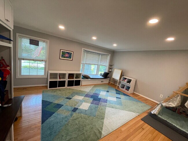 Building Photo - A Perfect Blend of Comfort and Convenience