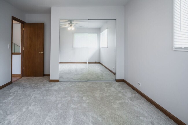 Building Photo - 4320 Bayview Dr