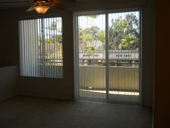Building Photo - Beautiful 2 bedroom 2 bath town home plus ...