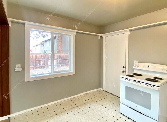 Building Photo - Centrally Located 2BR - 2BA Duplex in the ...